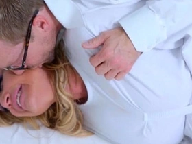 Kelly Madison's insatiable nymphomania gets the attention of a cougar therapist