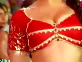 Sizzling navel display by the irresistible Kareena